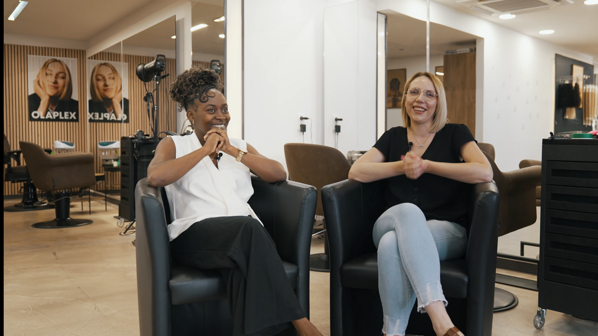 Charger la vidéo : Interview exclusive de Nsimba NZINGA et d'Anaïs — Salon Nzinga Coiffure. Durée totale : 8 minutes et 23 secondes. Résumé du contenu : Cette vidéo est une interview des deux coiffeuses du salon Nzinga Coiffure. Nsimba NZINGA, gérante du salon, présente son parcours et son travail spécialisé dans la coiffure afro ainsi que dans la pose d'extensions premium. Anaïs intervient pour expliquer sa spécialité dédiée aux cheveux européens, incluant les techniques de balayage, de coloration, les coupes transformation et les rituels pour la barbe. Structure horodatée de la vidéo : À 0 minute, présentation de Nsimba et introduction à l'univers du salon Nzinga Coiffure. À 2 minutes et 30 secondes, séquence consacrée à l'expertise afro et aux extensions premium avec Nsimba. À 5 minutes et 15 secondes, séquence dédiée aux techniques pour cheveux européens, balayages et transformations avec Anaïs. À 6 minutes et 40 secondes, récit de la réaction la plus mémorable d'une cliente après son relooking. À 8 minutes, informations pratiques pour retrouver le salon